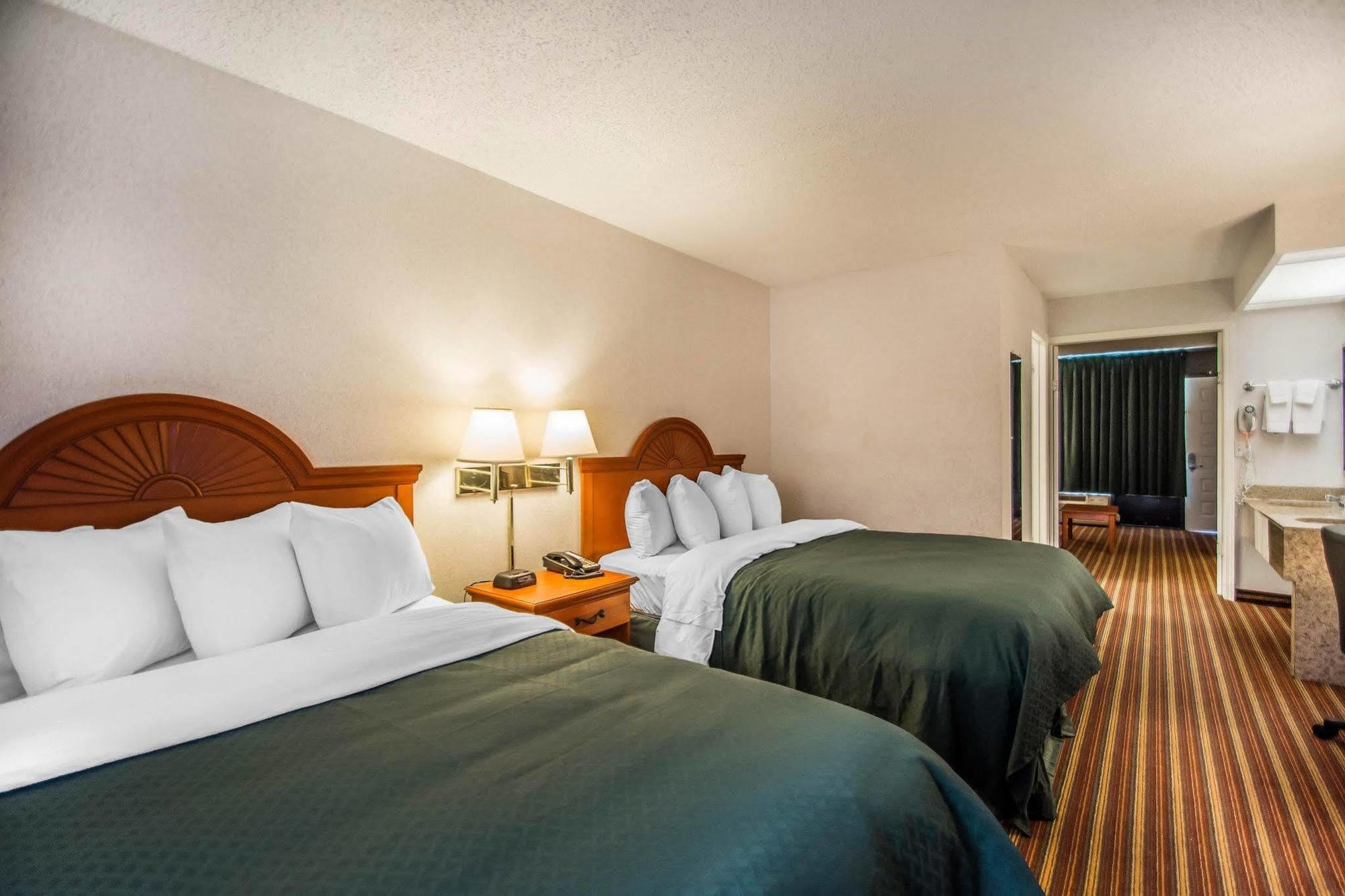 Quality Inn & Suites At Tropicana Field St. Petersburg Ngoại thất bức ảnh
